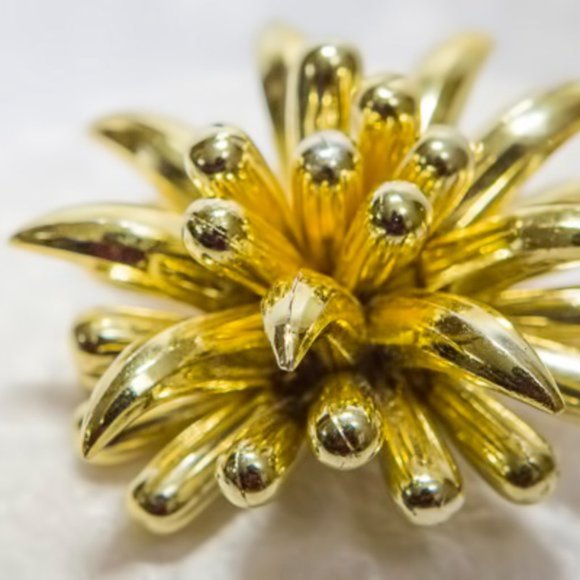 LARGE Vintage Gold Tone Lucite Plastic Clow and Bead Clip On Earrings - Picture 10 of 10